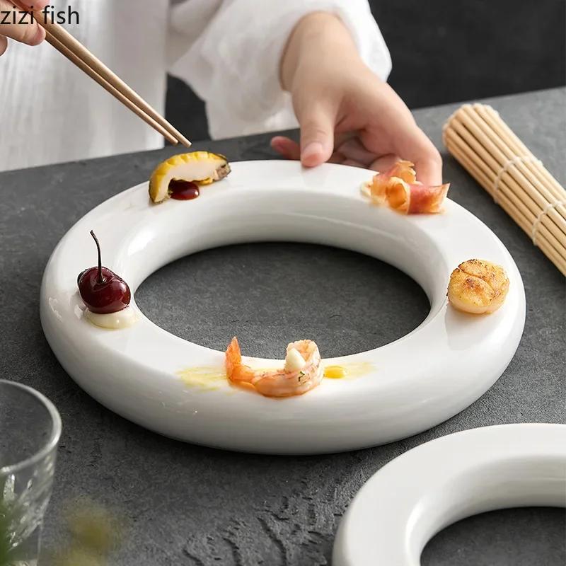 Piatto da Cena a Ciambella in Ceramica Bianca Pura Piatto per Tè Pomeridiano Dim Sum Sushi Piatto da Dessert Snack Stoviglie Speciali per Ristorante