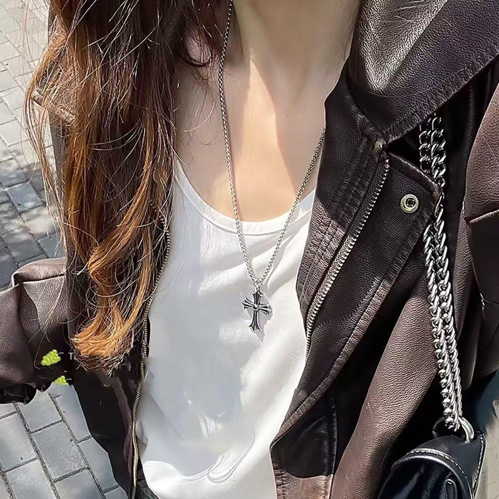 European-American Retro Cross Necklace: Personalized Small Niche Versatile Colorfast Sweater and Clavicle Chain.