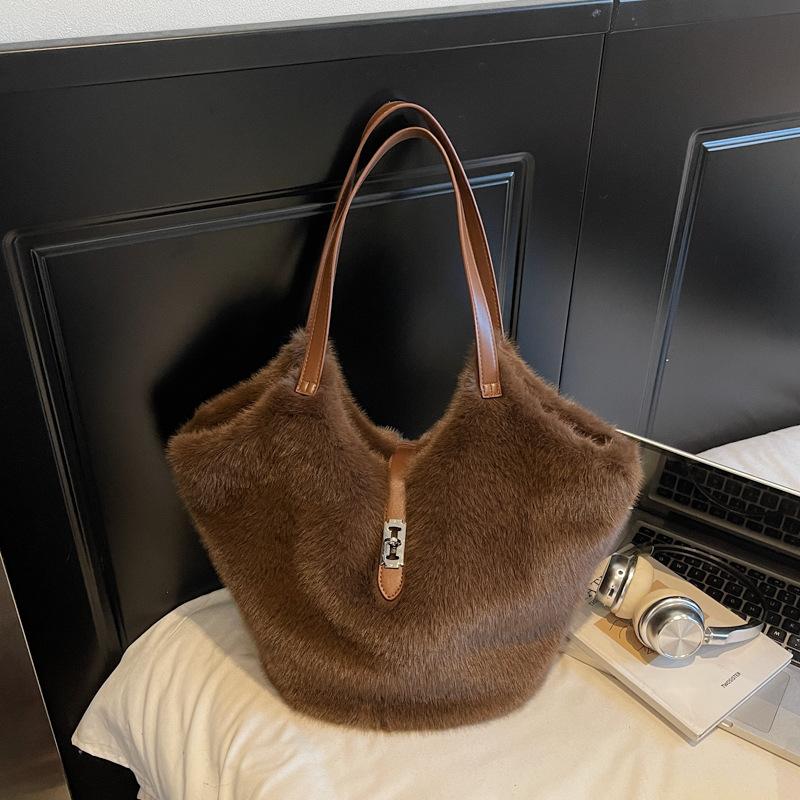 

2025 осень новая женская сумка повседневная модная сумка-ведро однотонная сумка под мышкой замок нишевая иностранная сумка на плечо темно-коричневого