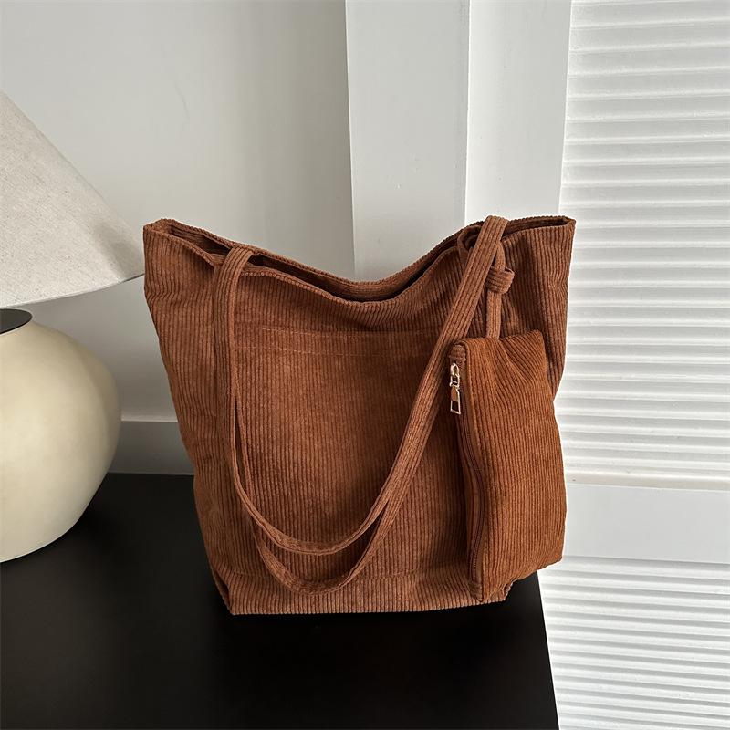 

Large capacity fashion simple shoulder bag women s 2024 winter new casual retro handbag simple tote bag without small bag темно-коричневого кольору