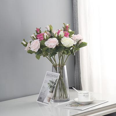 Decoração de casa – Flores e coroas artificiais