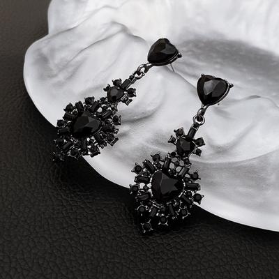 Náušnice so srdiečkami s vsadenými kamienkami pre ženy Módne čierne visiace náušnice Elegantné a vintage zirkónové párty darčeky
