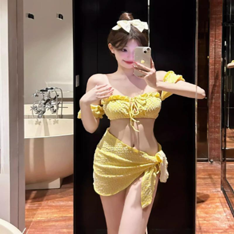 Small polka dot Korean swimsuit for women, high-end sensual and pure ins style girl split bikini three-piece swimsuit