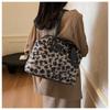 Leopard print plush Korean bag, winter trendy style, large-capacity commuting model.