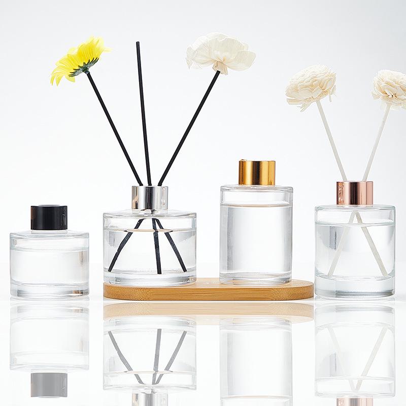 Cylindrical Glass Aromatherapy Bottle: Flameless Rattan Diffuser and Fragrance Ornament.