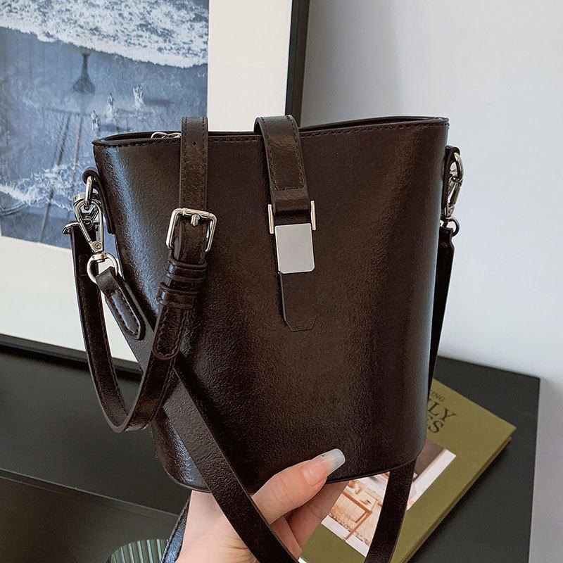 Temperament retro autumn and winter fashion portable bucket bag high sense PU solid color commuting versatile Maillard messenger women's bag
