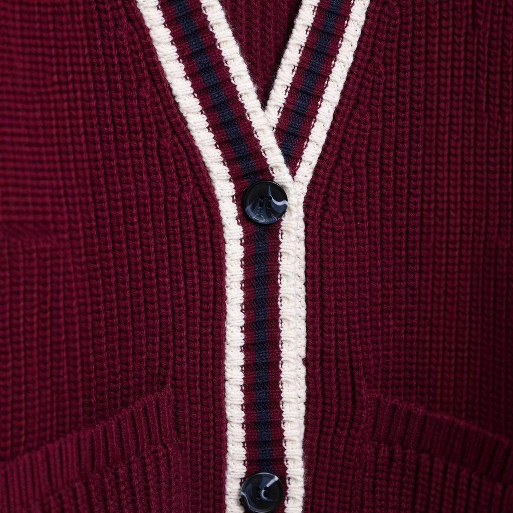 Dámský kardigan s výstřihem do V na jaro 2025 ve streetovém stylu