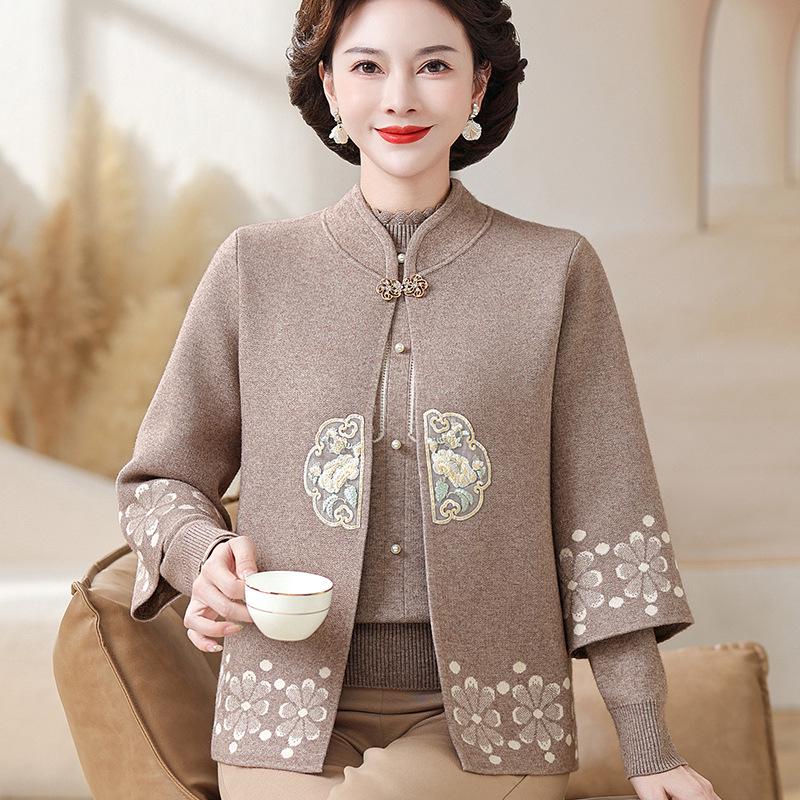 Höst/Vinter 2025 Stickad Kostym i Kinesisk Stil för Medelålders Kvinnor: Trendig Nationaltröja med Knappar