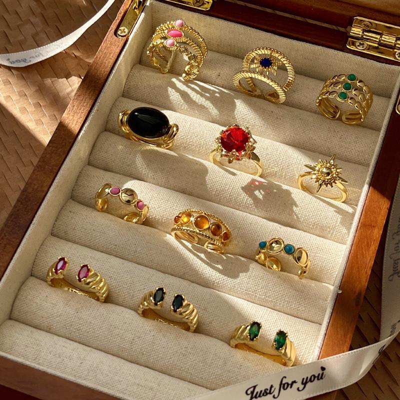 Elegant Vintage Style 18k Gold Ring For Women With Unique Geometric Design And Adjustable Fit