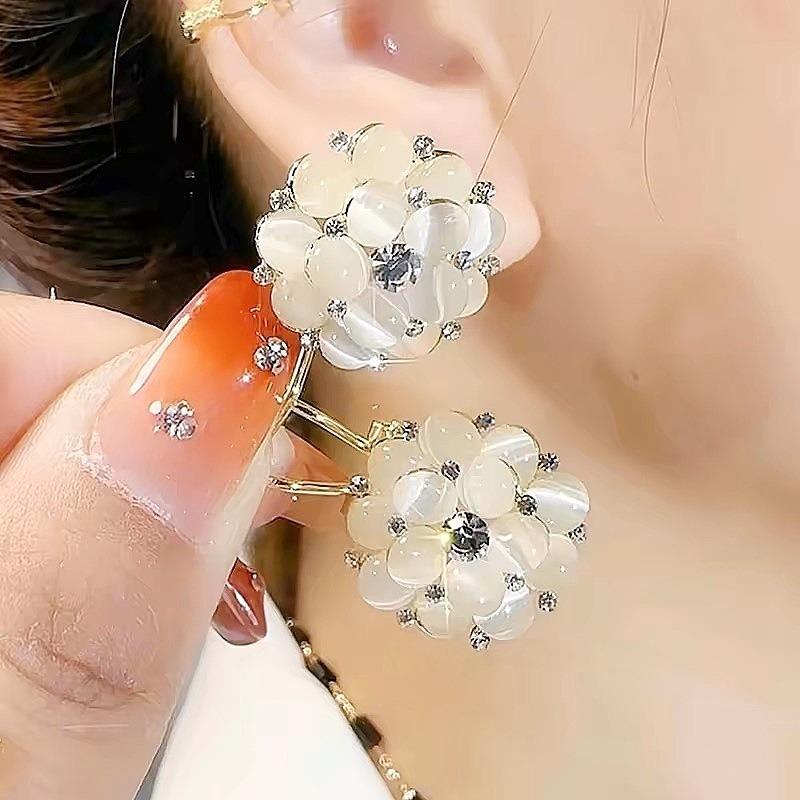 

Simple Diamond-set Cat s Eye Stone Flower Stud Earrings with A Unique Style, Elegant and Versatile Accessory. білий