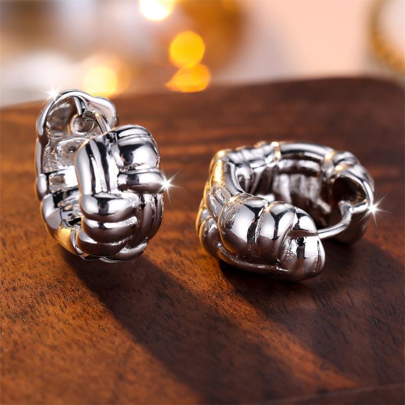 

Exaggerated fist-shaped woven ear buckles, street-style men s and women s versatile jewelry серебряный