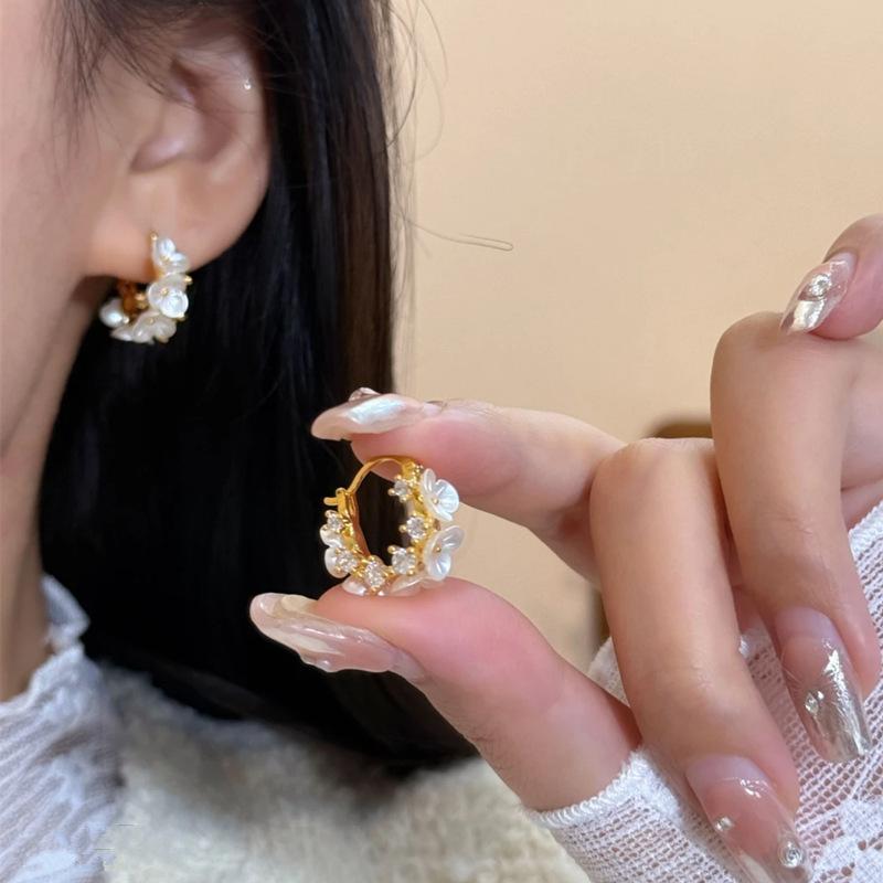 Elegant Resin Shell Geometric Flower Earrings For Women Statement Round Circle Hoop Earrings Party Wedding Jewelry Ear Buckle