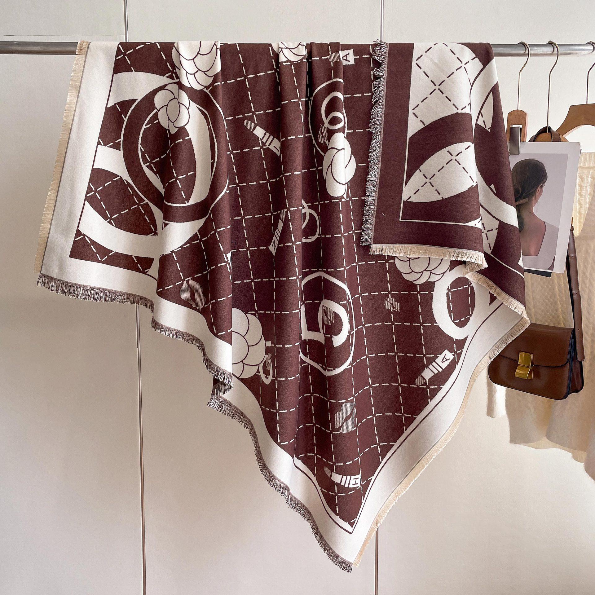 

Модный женский утолщенный теплый платок из искусственного кашемира, простой атмосферный шарф с помпонами. 130*130cm коричневый