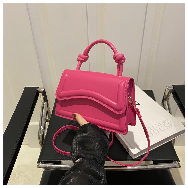 

2025 лето новая мода простой дизайн с углублением повседневная популярная простая на плечо портативная косая женская сумка маленькая роза розовый