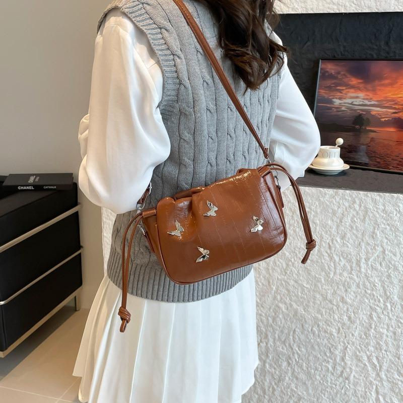 Shoulder bag Textured casual versatile messenger bag Retro fresh and fashionable underarm chain Shoulder bag