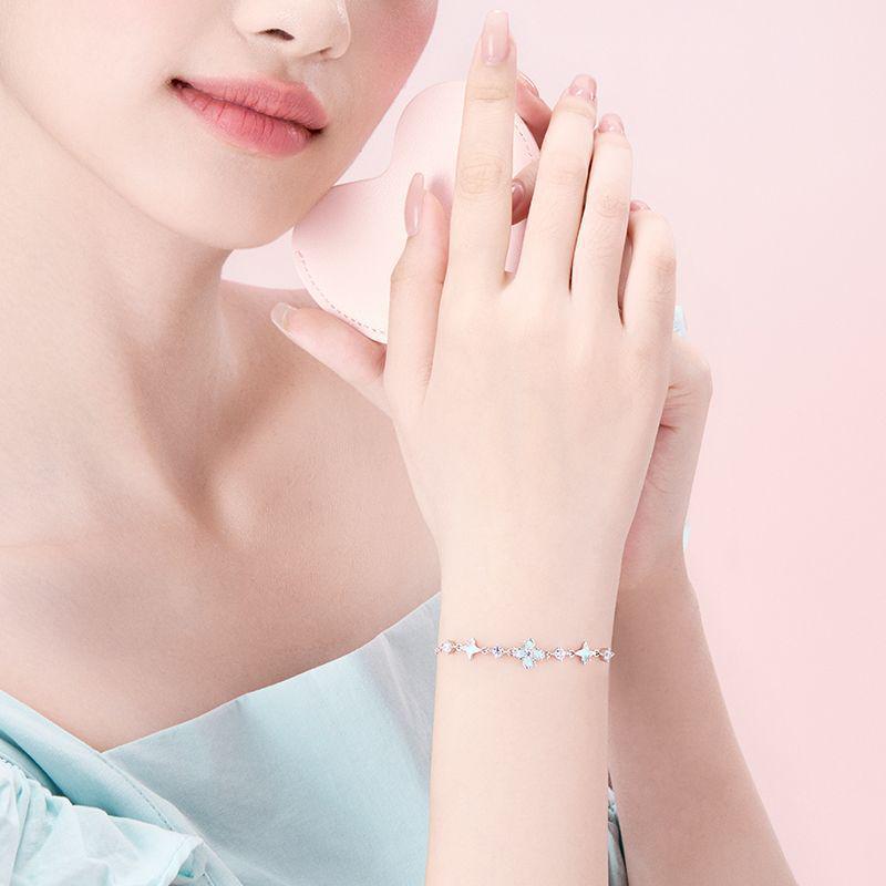 Star Luminous Four-Leaf Clover Bracelet: Luxury Hand Jewelry Gift for Girls & Best Friends