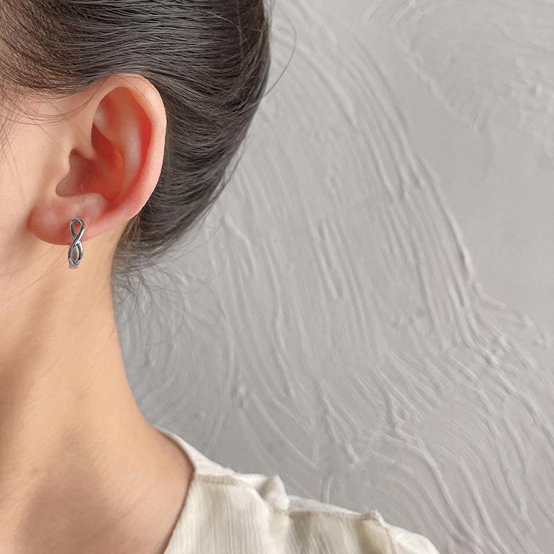 Metall Hohl Twist Ohr Schnalle Weiblichkeit Schlicht Leichter Luxus Täglicher Arbeitsweg Kreuz Ohrringe Ohrringe
