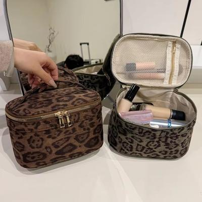 Damen Wildleder-Kosmetiktasche Große Kapazität Bade-Reisebeutel Vintage Make-up-Taschen Handgehaltene Aufbewahrungstasche Leopard-Kulturbeutel