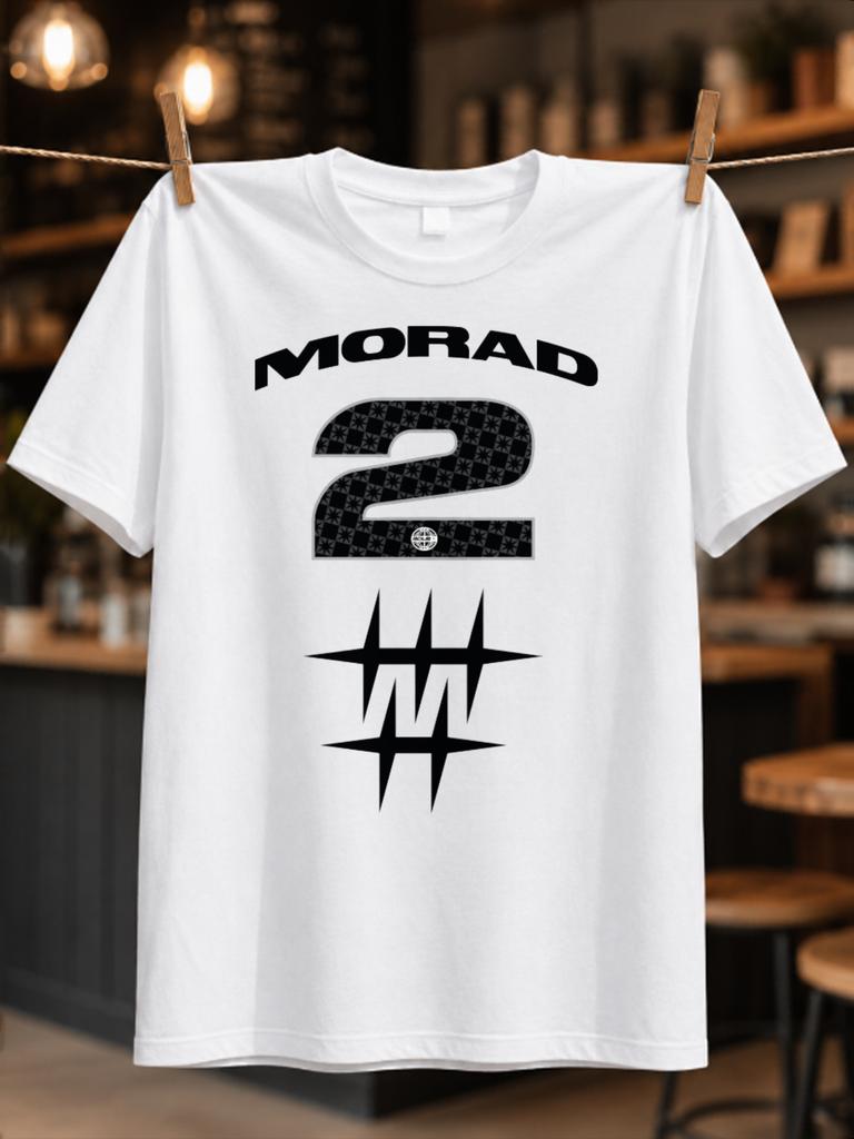 Morad 2 Monochromes Athletisches Nummern-Design Mit Gebogenem Namensschriftzug Und Scharfem Abstraktem Logo Streetwear Fan Unisex Alle T-Shirts