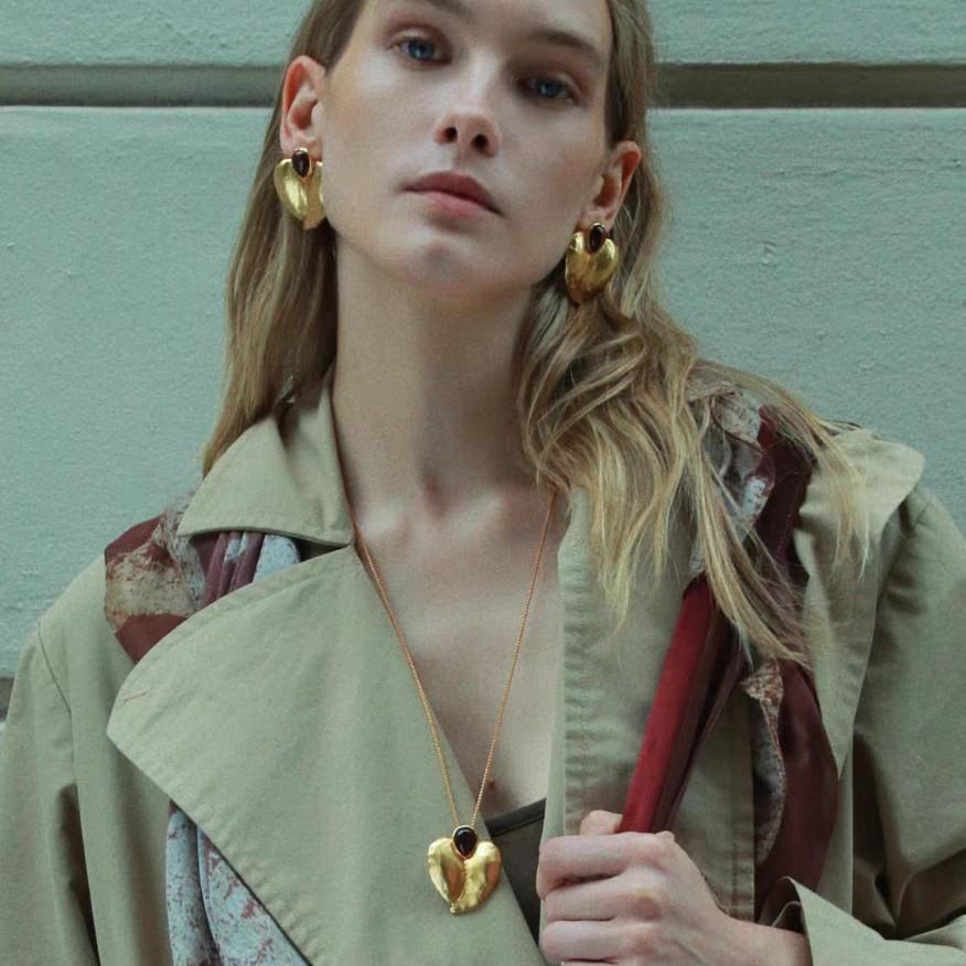 Retro Heart Necklace & Red Tiger Eye Earrings - Niche High-End Sweater Chain for Women Heart Earrings
