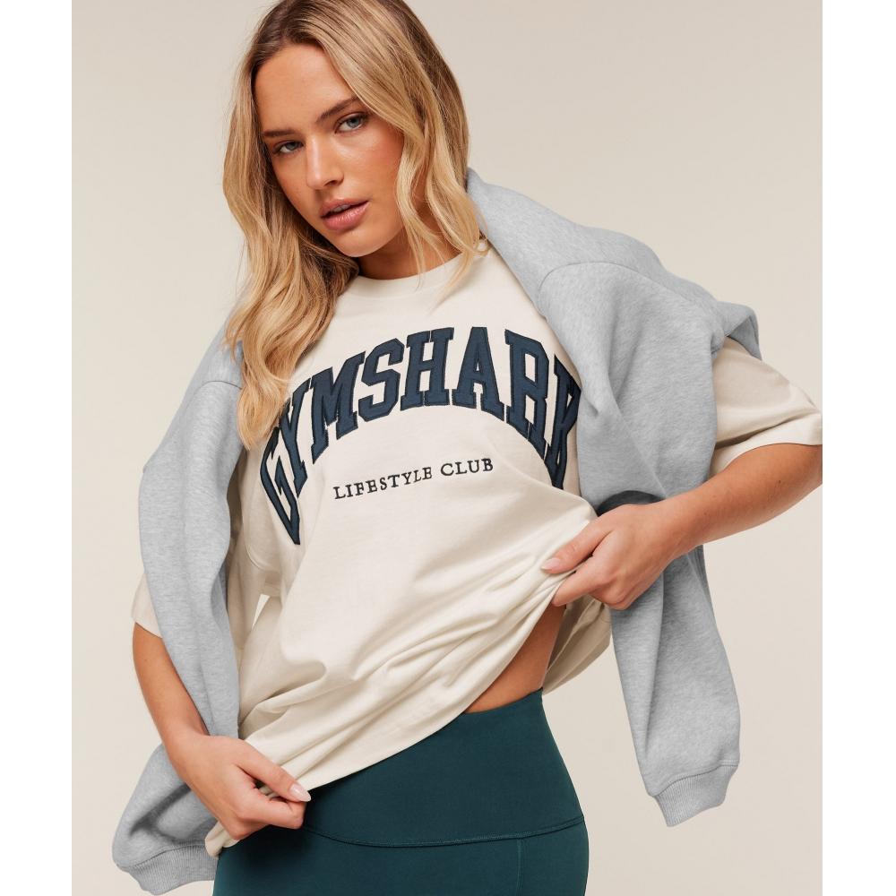 Gymshark CollegiaTe Graphic T shirT Gs sofT whiTe B4c7w Wcmy