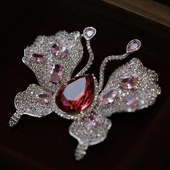 Bo Xin Yun Elegant Zirconia Butterfly Brooch: Luxurious, Fashionable Accent for Clothing