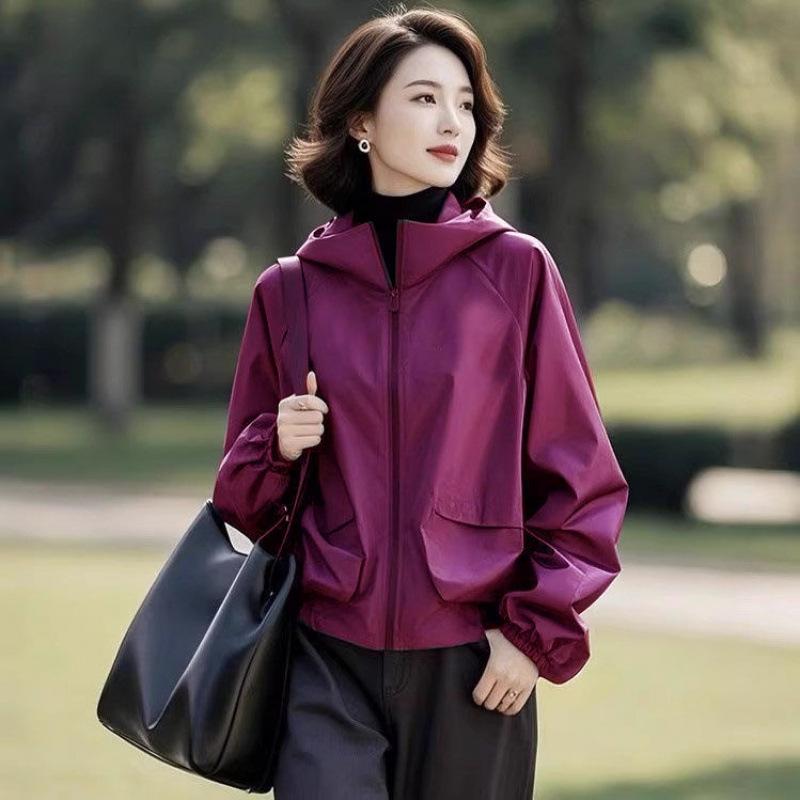 Wszechstronna sportowa kurtka wiatrówka z kapturem damska, Kolekcja Wiosna/Jesień 2025