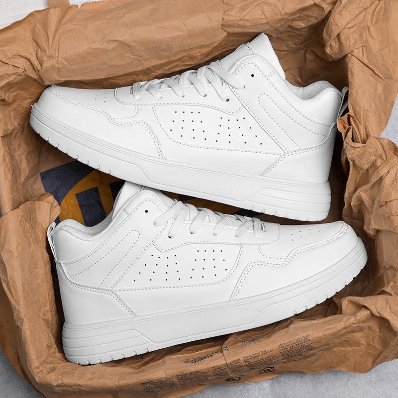 New large-size men's shoes are light and breathable, medium-top sports fashion casual board shoes, cold sticky shoes.