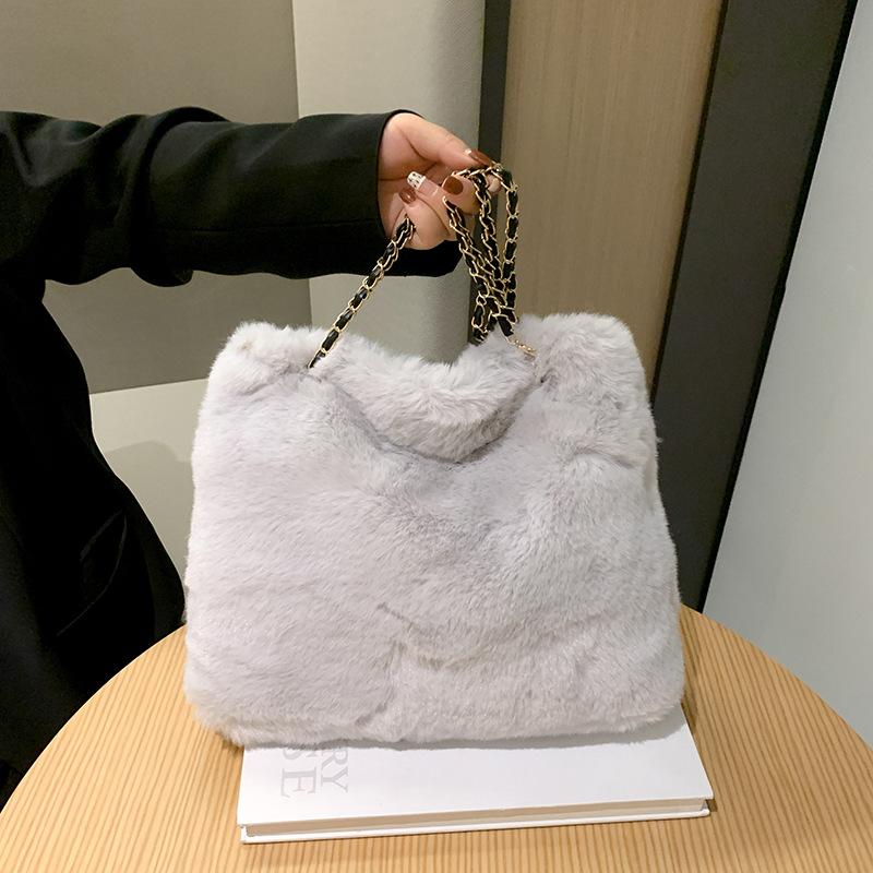 Kvinnor Fluffig Crossbody-väska Mjuk Plysch Satchel-väska Fauxpäls med Hänge Stor Kapacitet Kvinnlig Mode Resväska