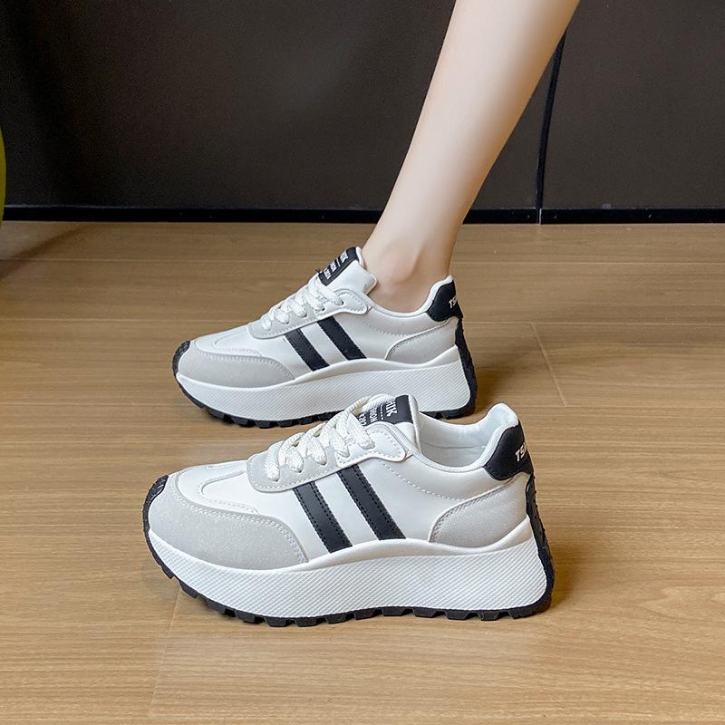 "2024 Koreanische Freizeit-Sneaker für Damen, die die Körpergröße steigern: Trendige, atmungsaktive Mode mit dicker Sohle für den Sommer"