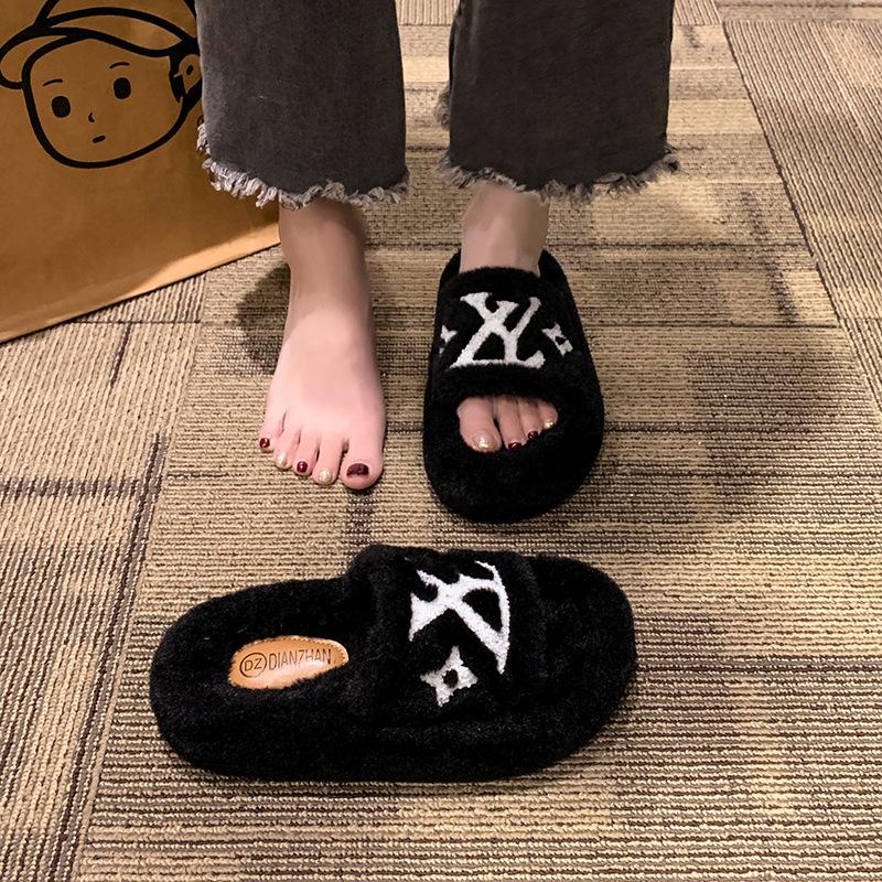 Embroidered Internet celebrity slippers women's wear 2025 summer new super fire versatile retro comfortable foreign hair drag