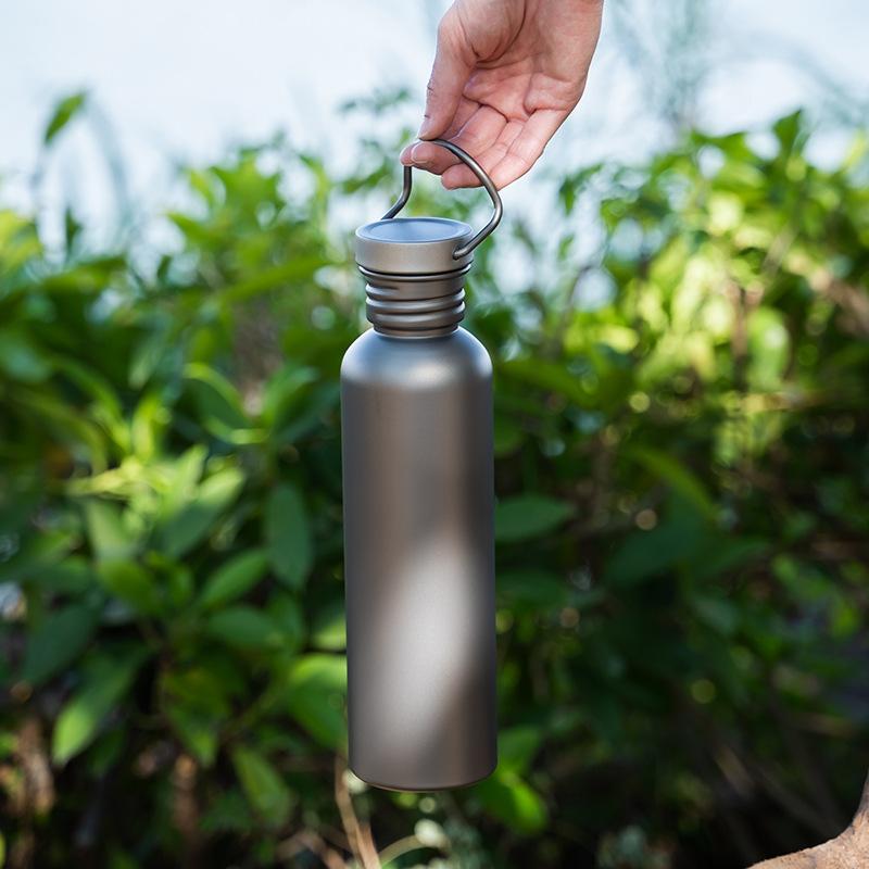 Reine Titan-Sportwasserflasche, Outdoor-Radfahren und Reisebecher, tragbare, leichte Camping-Wasserflasche