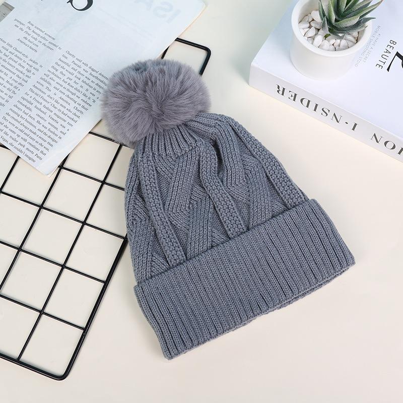 A Warm Knitted Hat Suitable for Both Men  Women In Autumn Winter