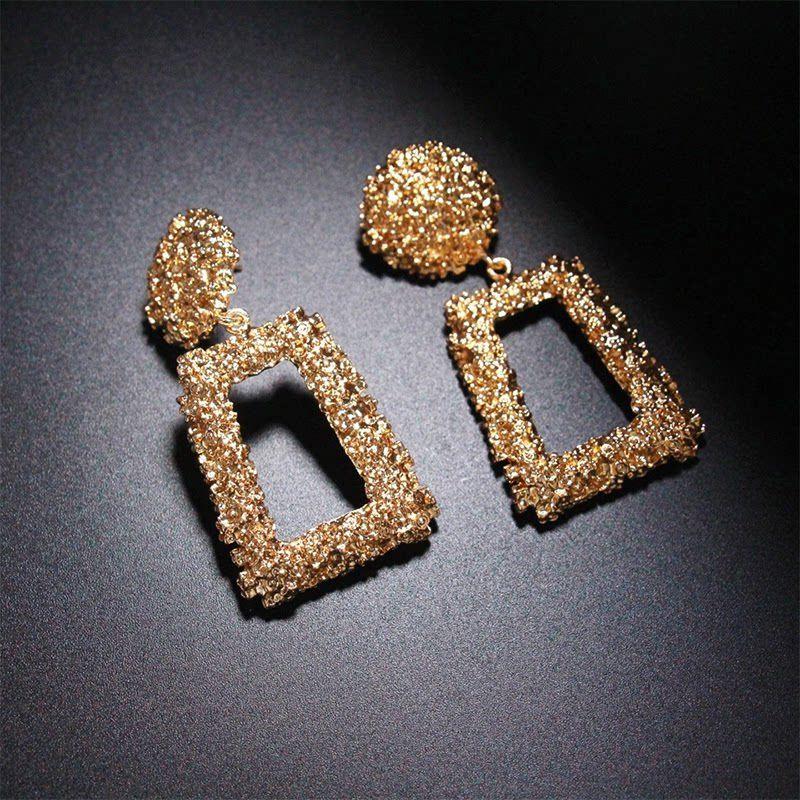 

Fashion Eye-Catching Hollow Ear Studs High-End Famous Brand Earrings Fashion Minimalist Fancy Earrings Elegant Non-Piercing Ear Clip Gold Hollow Geometric Stitching Earrings