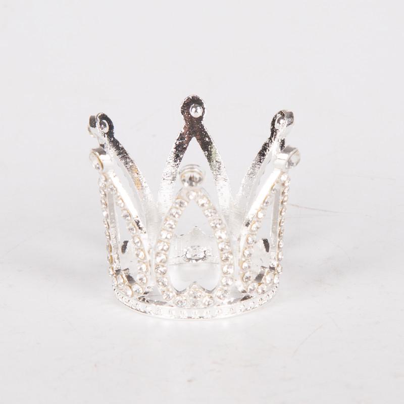 Мини-украшения на торт в виде бриллиантовой короны: Маленькая принцесса и флаги в форме сердца.