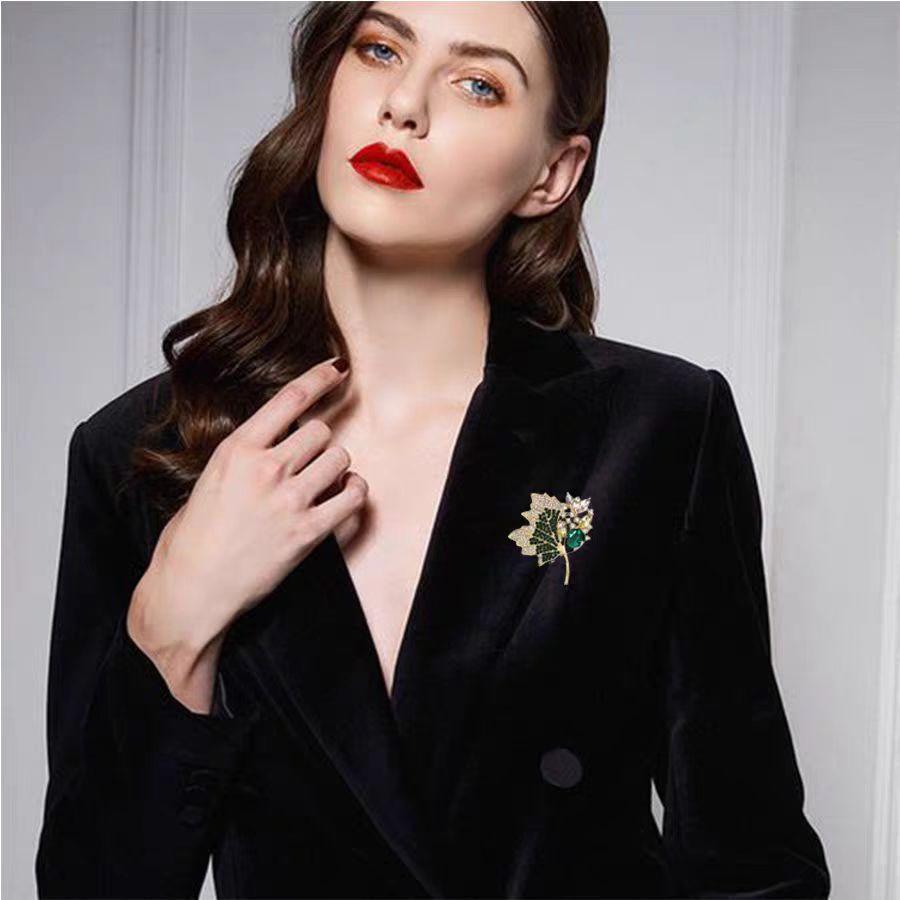 High-end Light Luxury Diamond Maple Leaf Brooch Women's Exquisite Fashion Corsage Niche Pin Luxury Dress Jacket Accessories