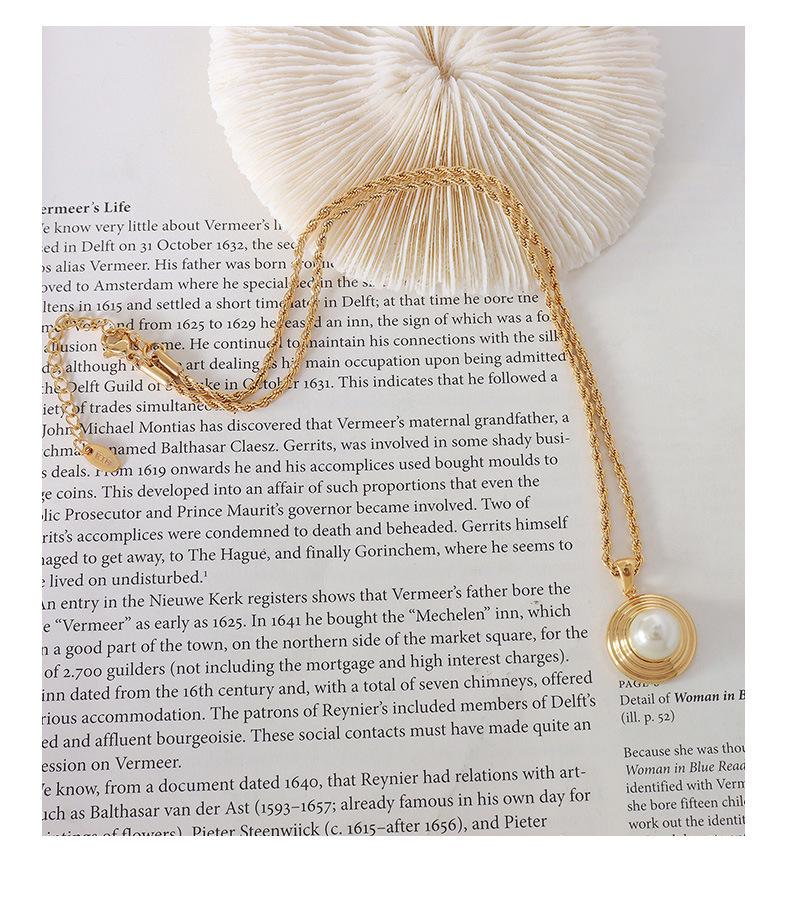 French Retro Titanium Steel 18K Gold-Plated Pendant Necklace with Imitation Pearl
