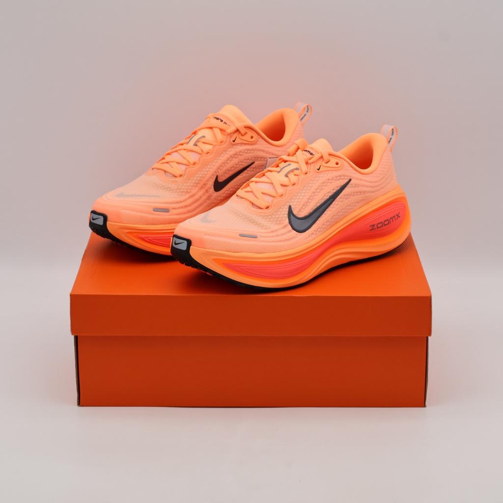 HV8150-801 Nike Vomero Plus Arancione Pulsante Lava Bollente Arancione Totale Nero (Uomini)
