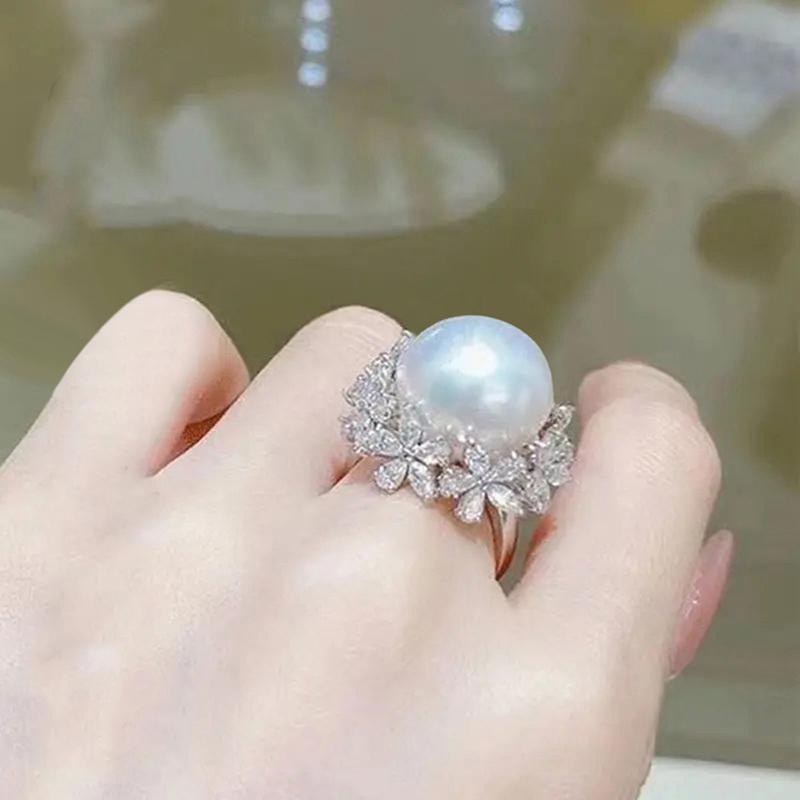 Huitan Exquisite Blumenfassung Imitation Perlenringe für Damen Romantische Braut Hochzeitsringe Temperament Elegante Damen Schmuckstücke