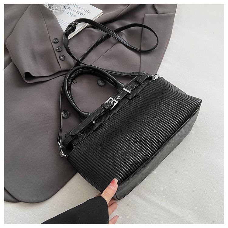 

2025 new retro simple solid color handbag female Sen Moe Korean version fashion large-capacity one-shoulder crossbody bag for women чёрный