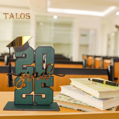 2025 laidos baigimo stalo ženklas Vidurinės mokyklos kolegijos absolventai Bakalauro kepurė Medinis ženklas su pagrindu Namų baigimo ceremonijos vakarėlio dekoracija