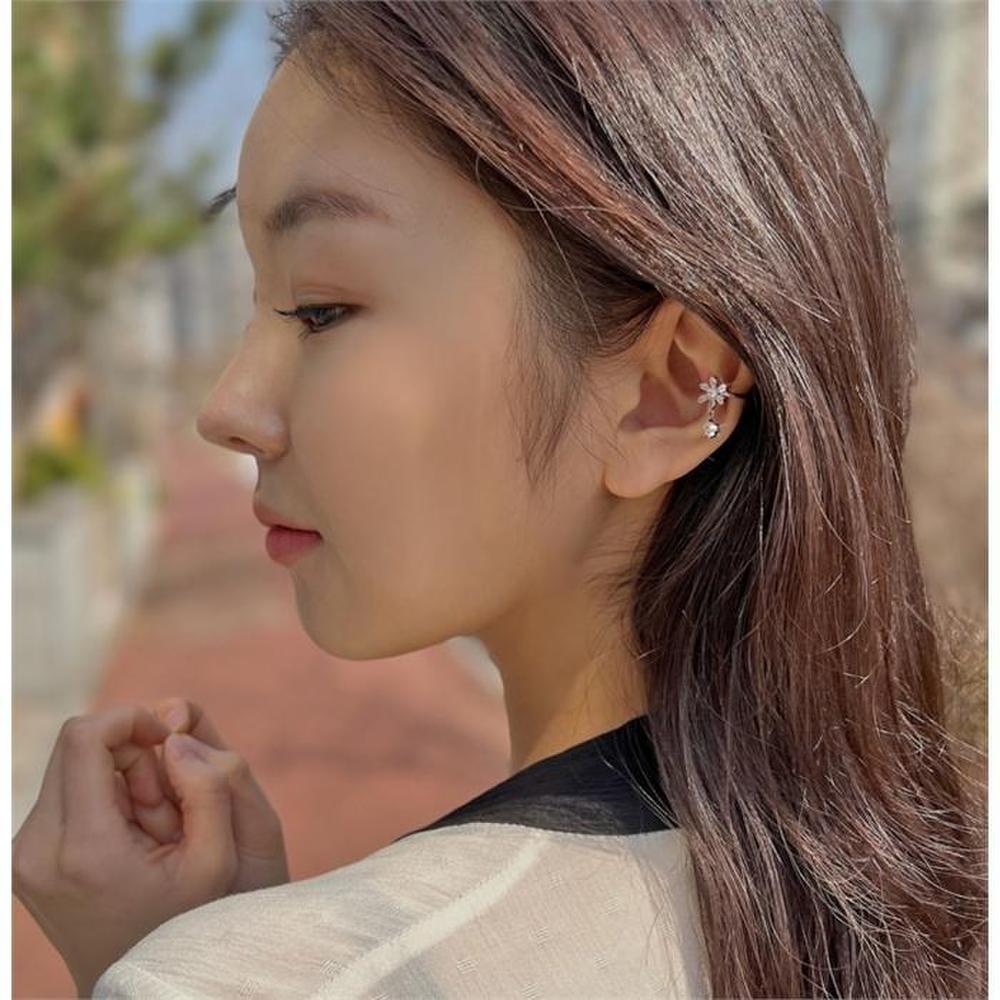 

Shiny Flower Drop Ear Cuff Piercing Earring (S8375079) white gold