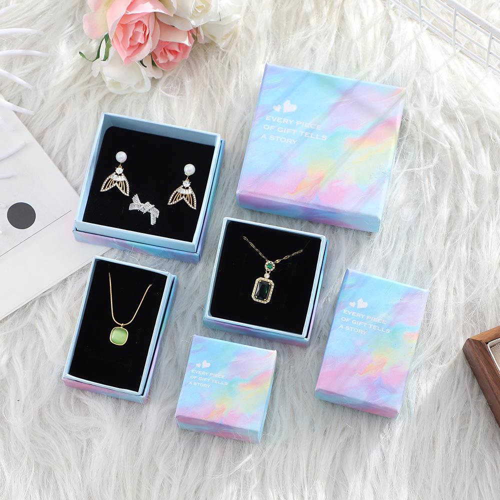 Cutie cadou colorată cu capac rabatabil pentru ambalarea bijuteriilor, rujului și parfumului