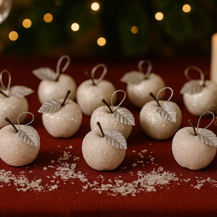 Vánoční ozdoby - SIROCO - Balení 18 zasněžených jablek - Bílá - Stříbrná - 5 cm