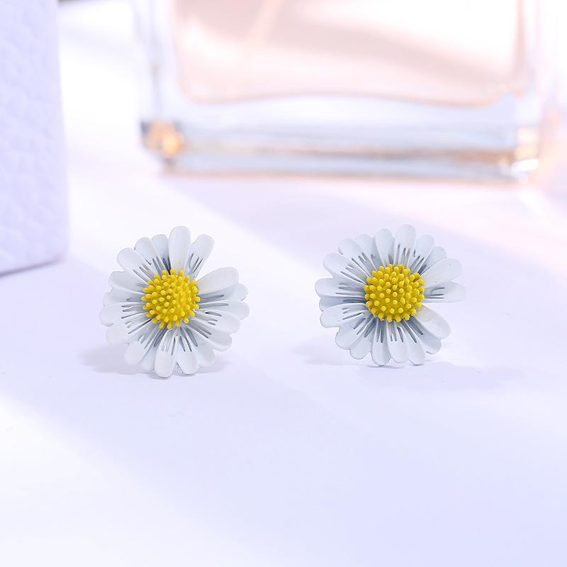 

Trendy fairy stud earrings, small daisy flower earrings, small fresh, sweet and cute sun flower earrings.