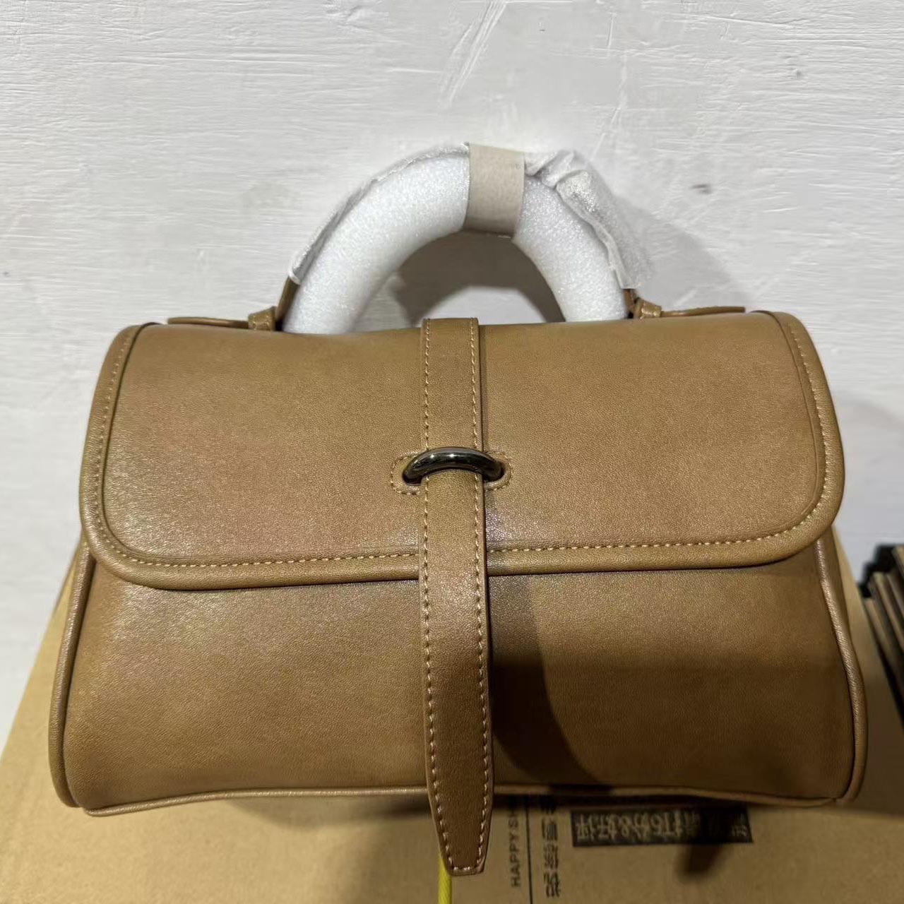 

Postman Bag - Fashionable Daily Commuting Shoulder Bag - Crossbody Leather Small-Looking Handbag for Women сірий