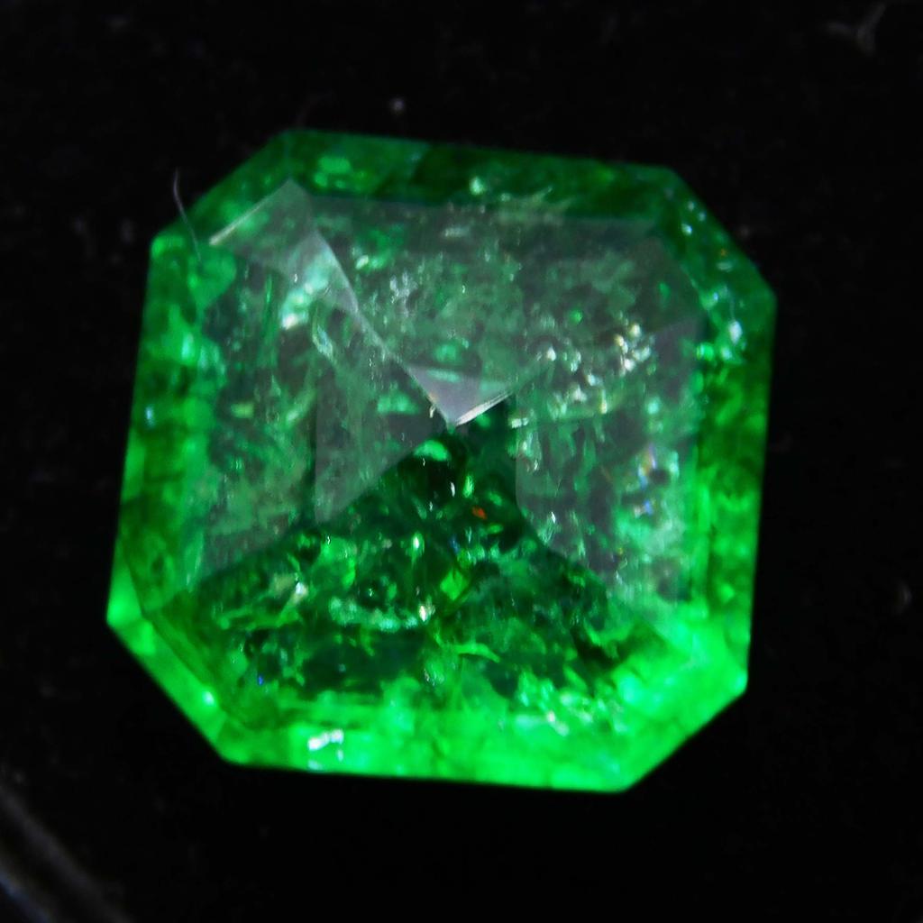 Natürlicher Grüner Kolumbianischer Smaragd 9 Karat Smaragdschliff ZERTIFIZIERTER Loser Edelstein