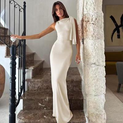 A Fashionable, Elegant, and Form-fitting Single-shoulder, Single-strap, Solid-color Dress with A Sense of Design