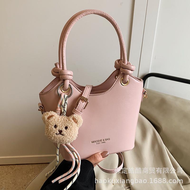 Super fire small bag women's spring and summer versatile 2025 new fashion shoulder messenger bag simple women's portable bucket bag