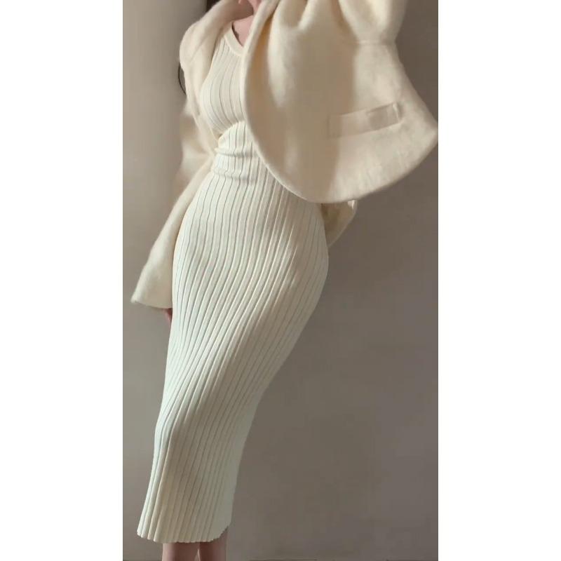 V-neck long-sleeved knitted dress for women's autumn and winter long slim-fitting and thin V-neck bottoming hip-wrapped sweater long skirt with coat